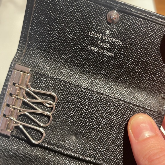 Authentic Louis Vuitton Epi Black 4 hooks Key Holder - Picture 4 of 8